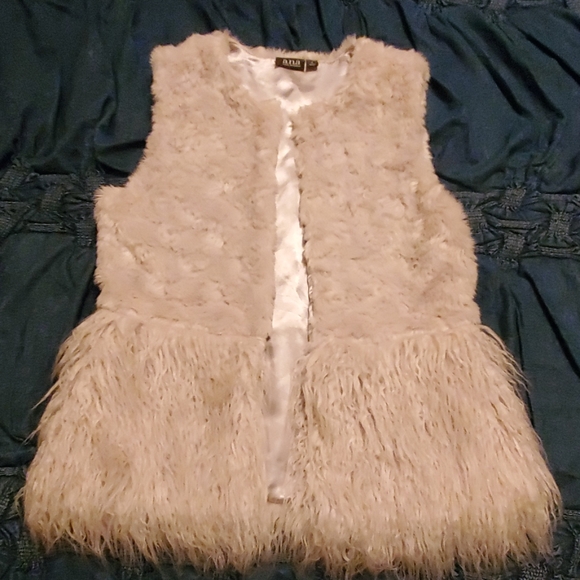 Faux Fur & faux Llama Vest - Picture 4 of 8